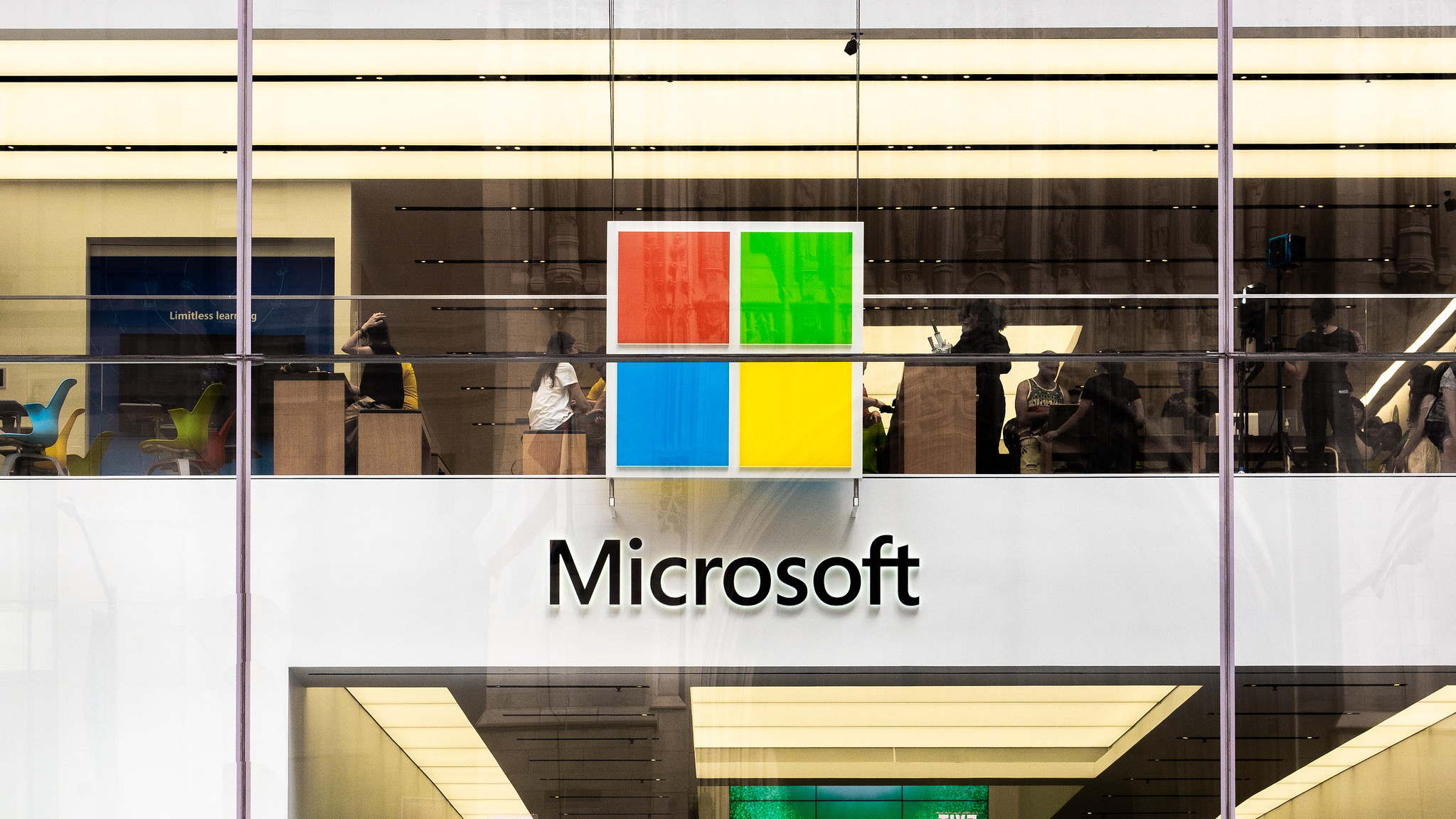 La Commissione europea sta esaminando più da vicino la partnership tra Microsoft e la startup francese Mistral AI La Commissione europea sta esaminando più da vicino la partnership tra Microsoft e la startup francese Mistral AI
