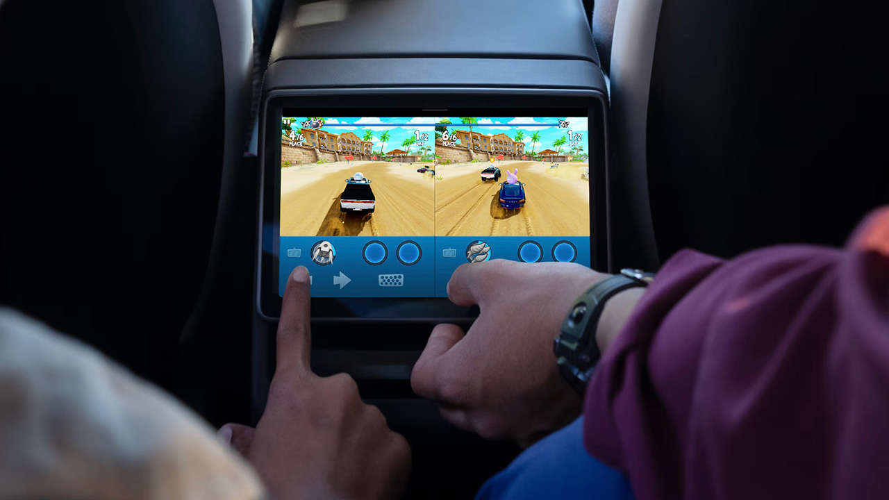 Interno della Tesla Model Y con schermi posteriori