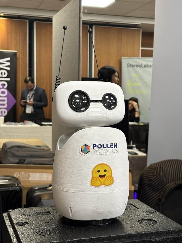 Robot umanoide HopeJR di Hugging Face