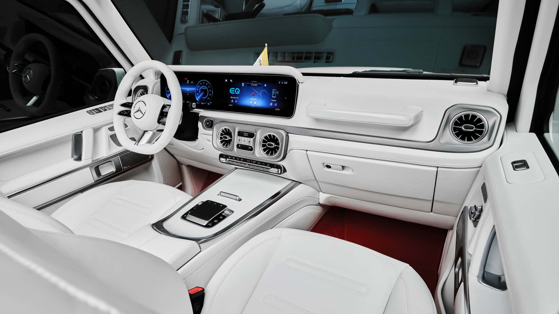 Il colore bianco perlato della nuova Papamobile. Il colore bianco perlato della nuova Papamobile.