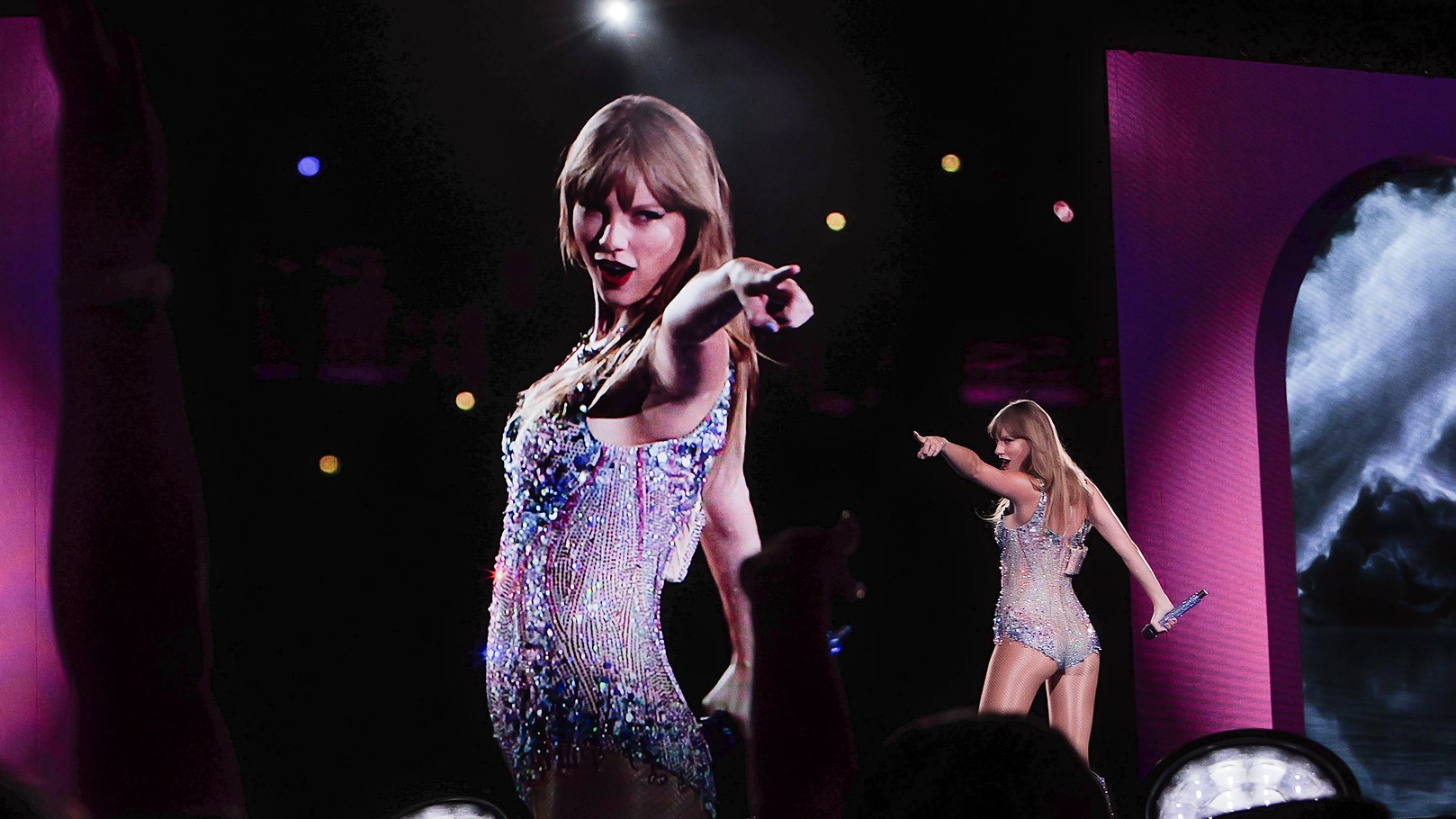 I deepfakes di Taylor Swift nuda sono apparsi su X, facendo infuriare i fan della cantante I deepfakes di Taylor Swift nuda sono apparsi su X, facendo infuriare i fan della cantante