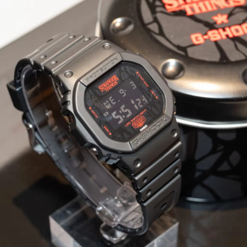 Orologi Casio DW-5600 decorati con elementi della serie Stranger Things