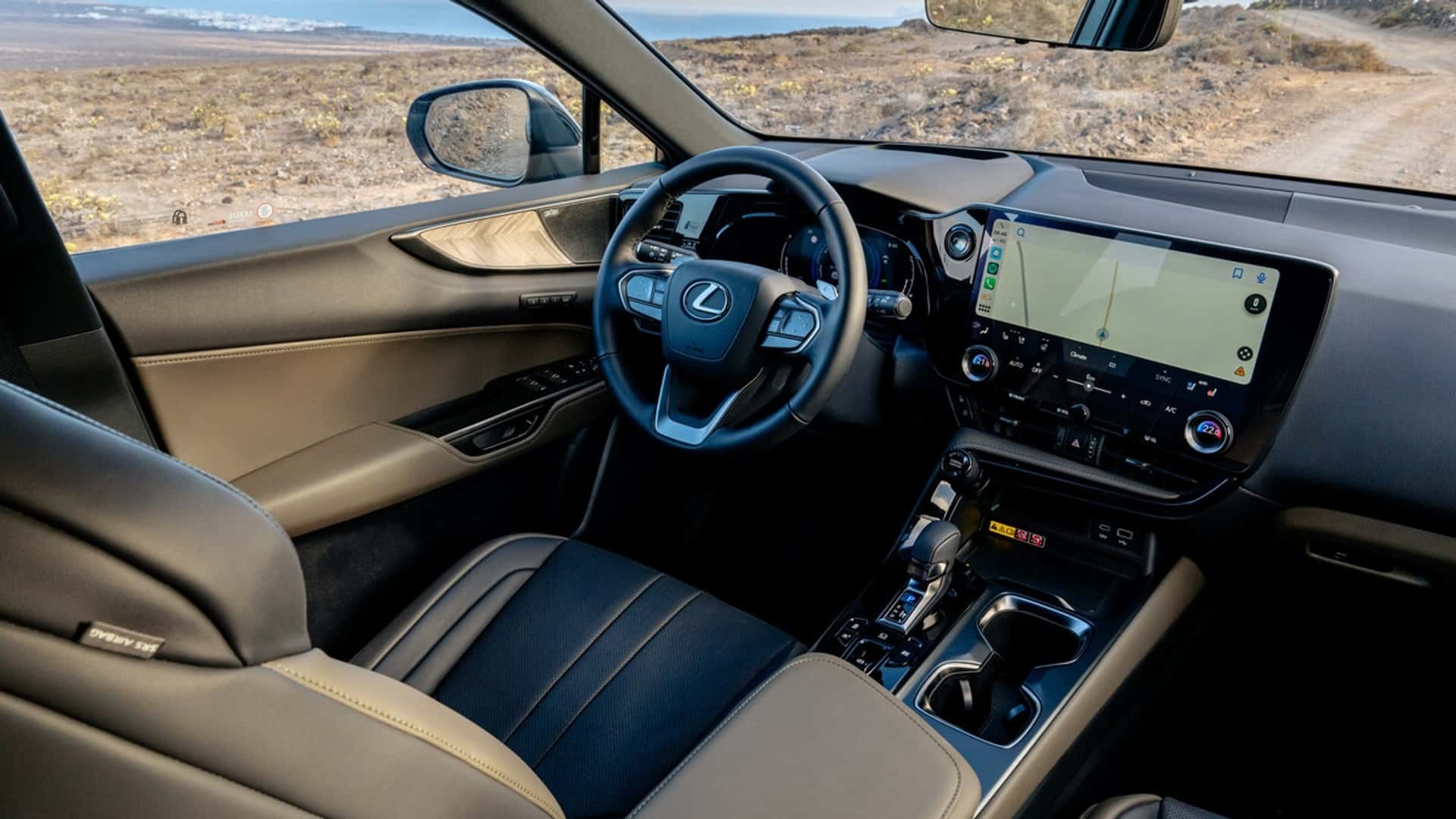 Lexus NX Overtrail su strada Lexus NX Overtrail su strada