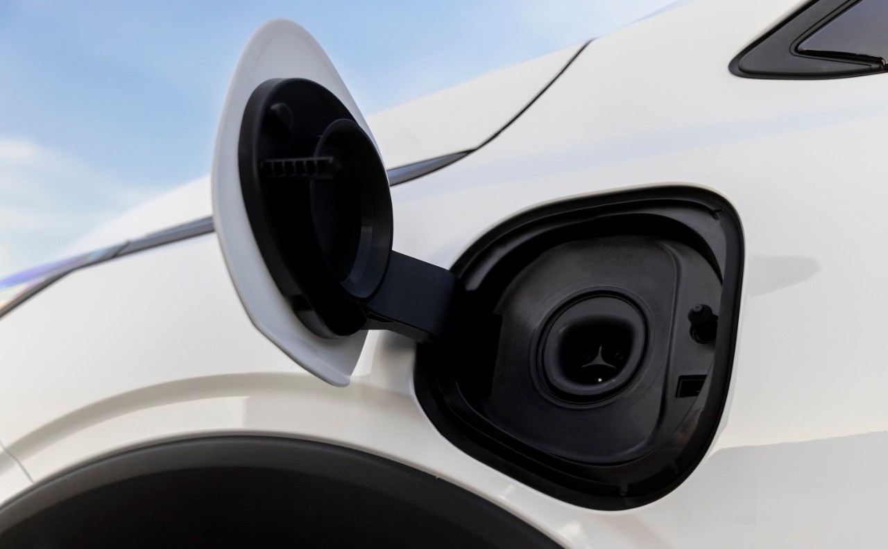 Foto teaser di Chevrolet Bolt 2027 Foto teaser di Chevrolet Bolt 2027