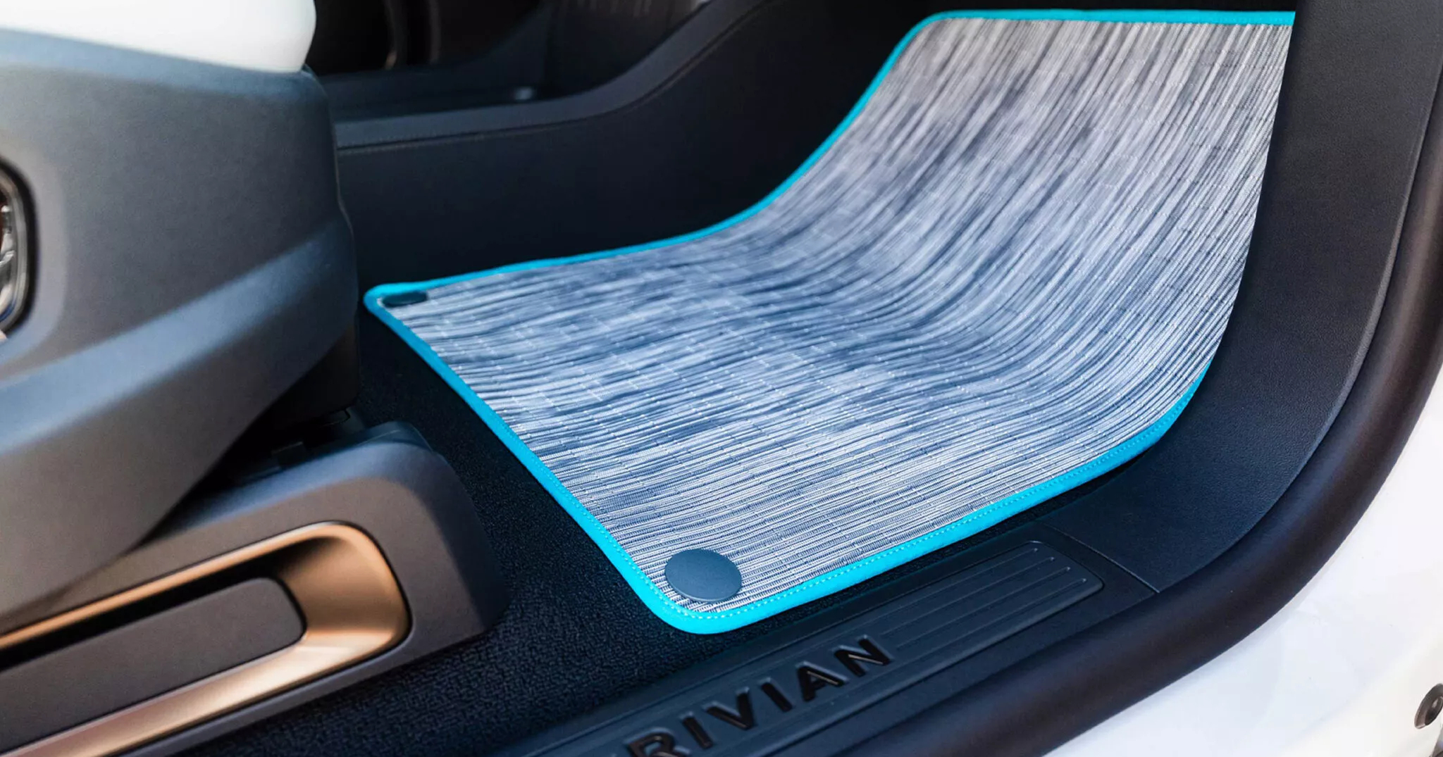 Dettagli interni Rivian R1S Quad Miami Edition