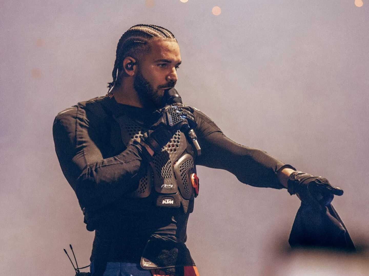 Drake ha rimosso una diss track con la voce di Tupac AI dopo le minacce di una causa legale Drake ha rimosso una diss track con la voce di Tupac AI dopo le minacce di una causa legale