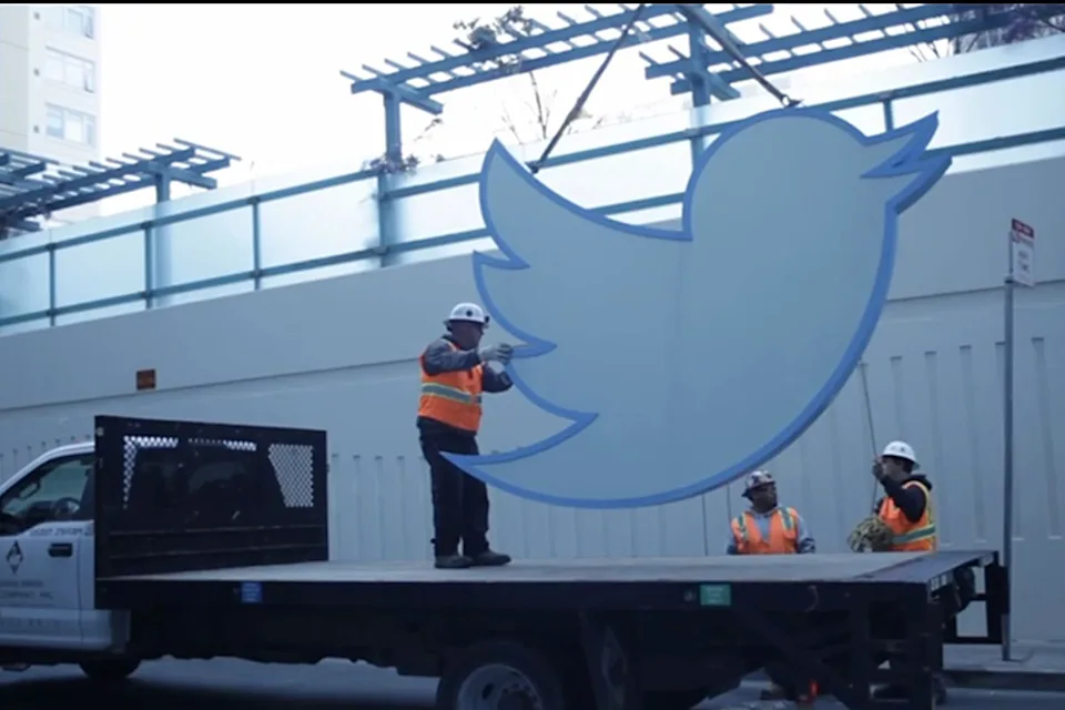 Smantellare il logo di Twitter Smontaggio del logo di Twitter. Illustrazione da RR Auction