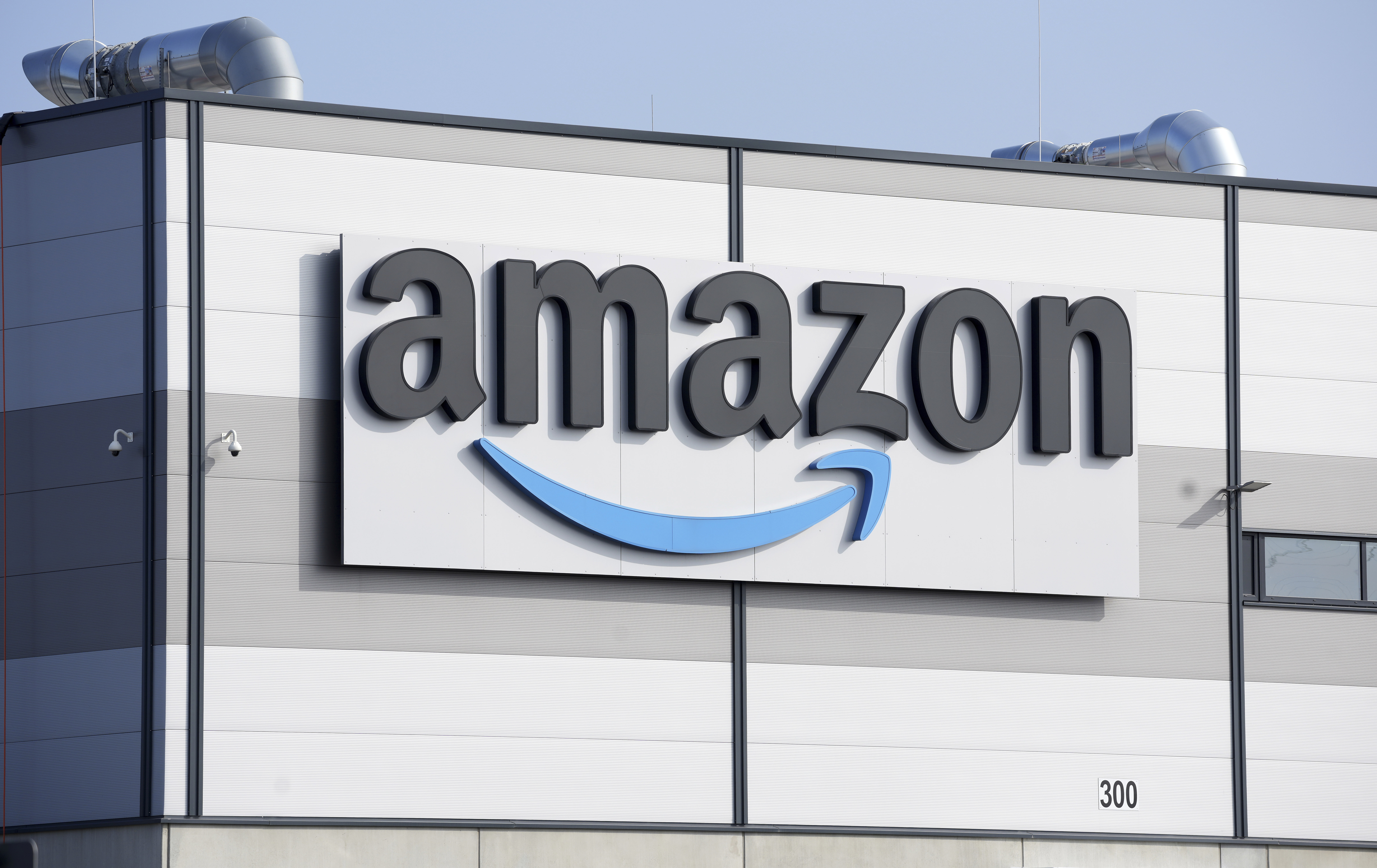 Amazon ha introdotto nei magazzini robot dotati di intelligenza artificiale che accelerano l'elaborazione degli ordini del 25%. Amazon ha introdotto nei magazzini robot dotati di intelligenza artificiale che accelerano l'elaborazione degli ordini del 25%.