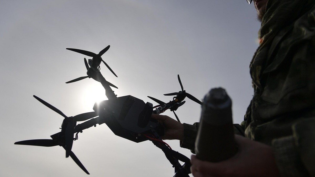 Video spettacolare: I droni FPV ucraini hanno sconfitto una colonna di mezzi russi nella zona di confine della regione di Kursk Video spettacolare: I droni FPV ucraini hanno sconfitto una colonna di mezzi russi nella zona di confine della regione di Kursk