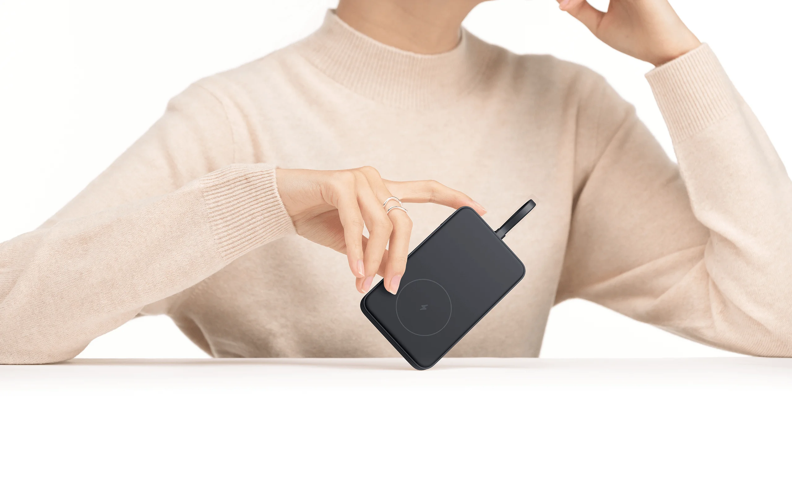 Power Bank 33W with built-in cable Power Bank 33W with built-in cable