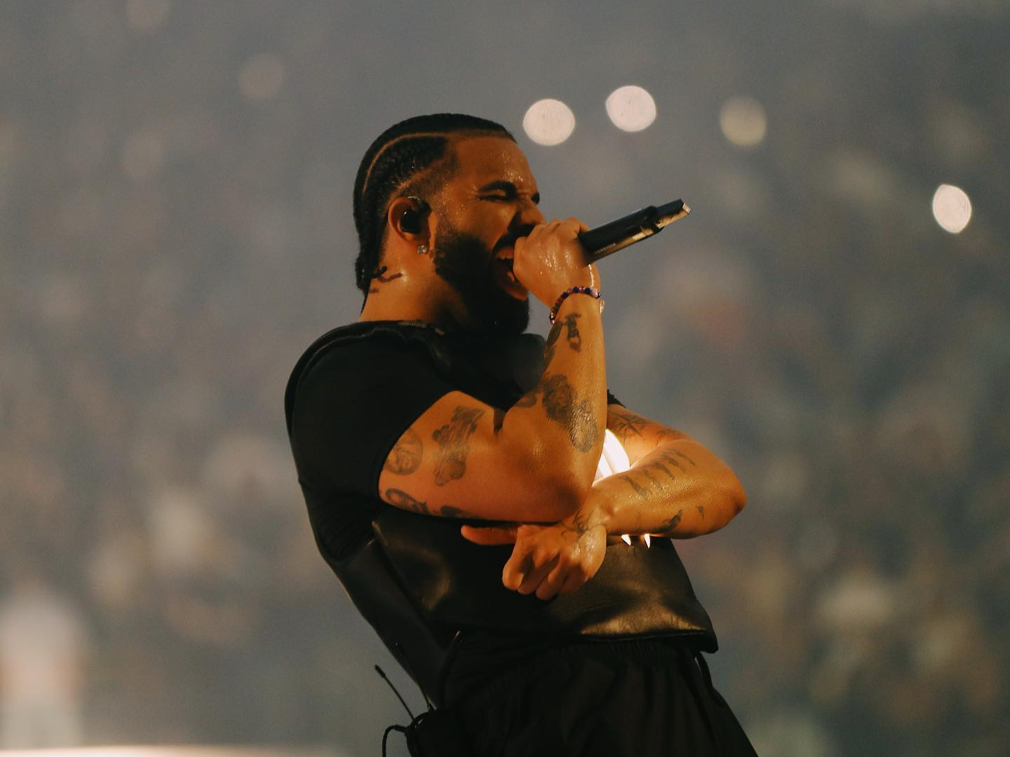 Drake confonde il dibattito sull'intelligenza artificiale in "Push Ups" con un deep fake Drake confonde il dibattito sull'intelligenza artificiale in "Push Ups" con un deep fake