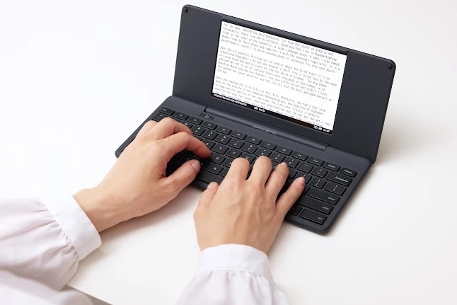 Macchina da scrivere digitale Pomera DM250, vista frontale