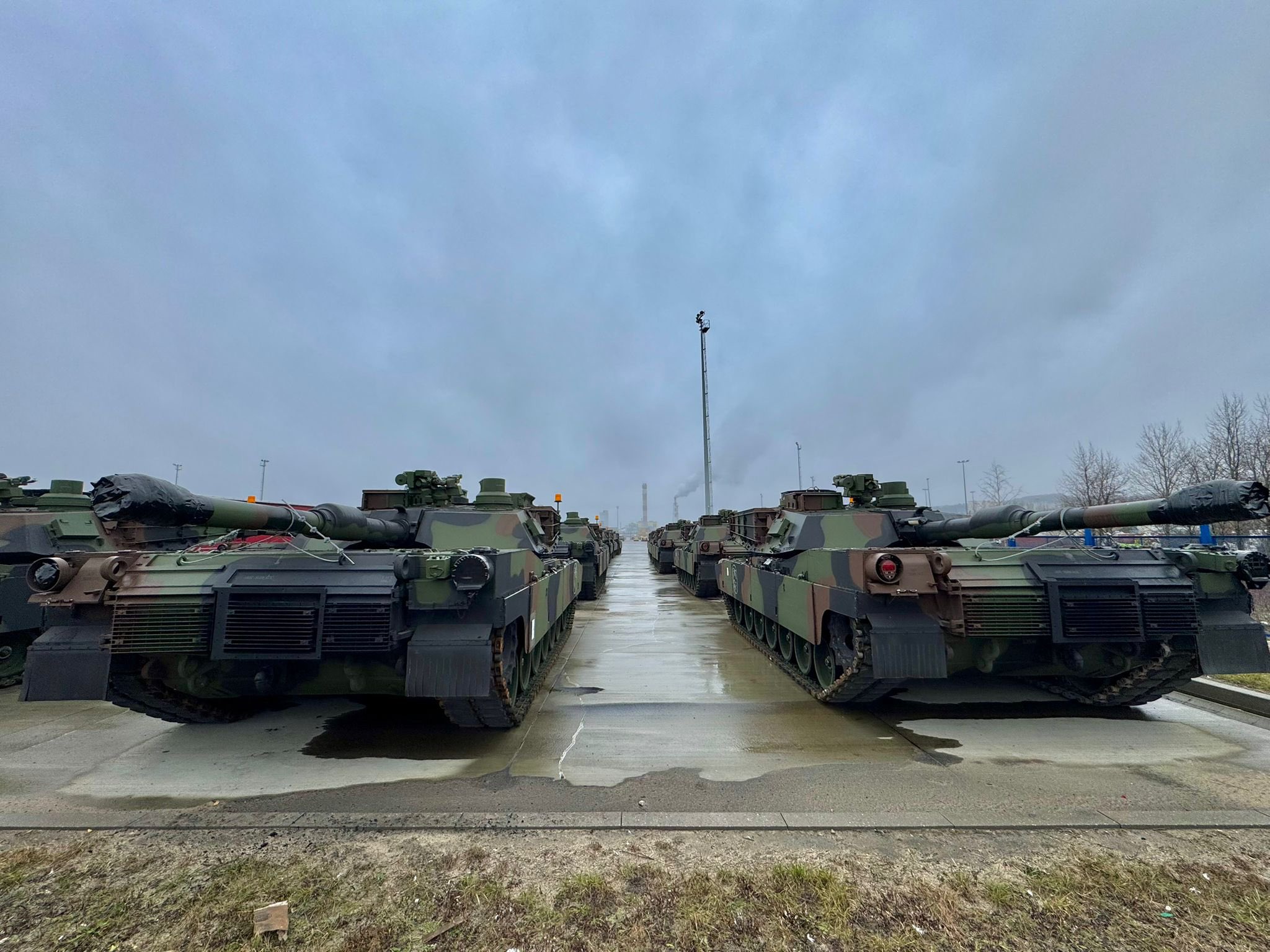 Carri armati M1A2 SEPv3 Abrams consegnati alla Polonia. Illustrazione: Władysław Kosiniak-Kamysz