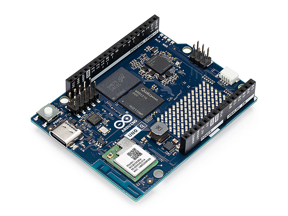 Vista ISO della scheda Arduino UNO Q