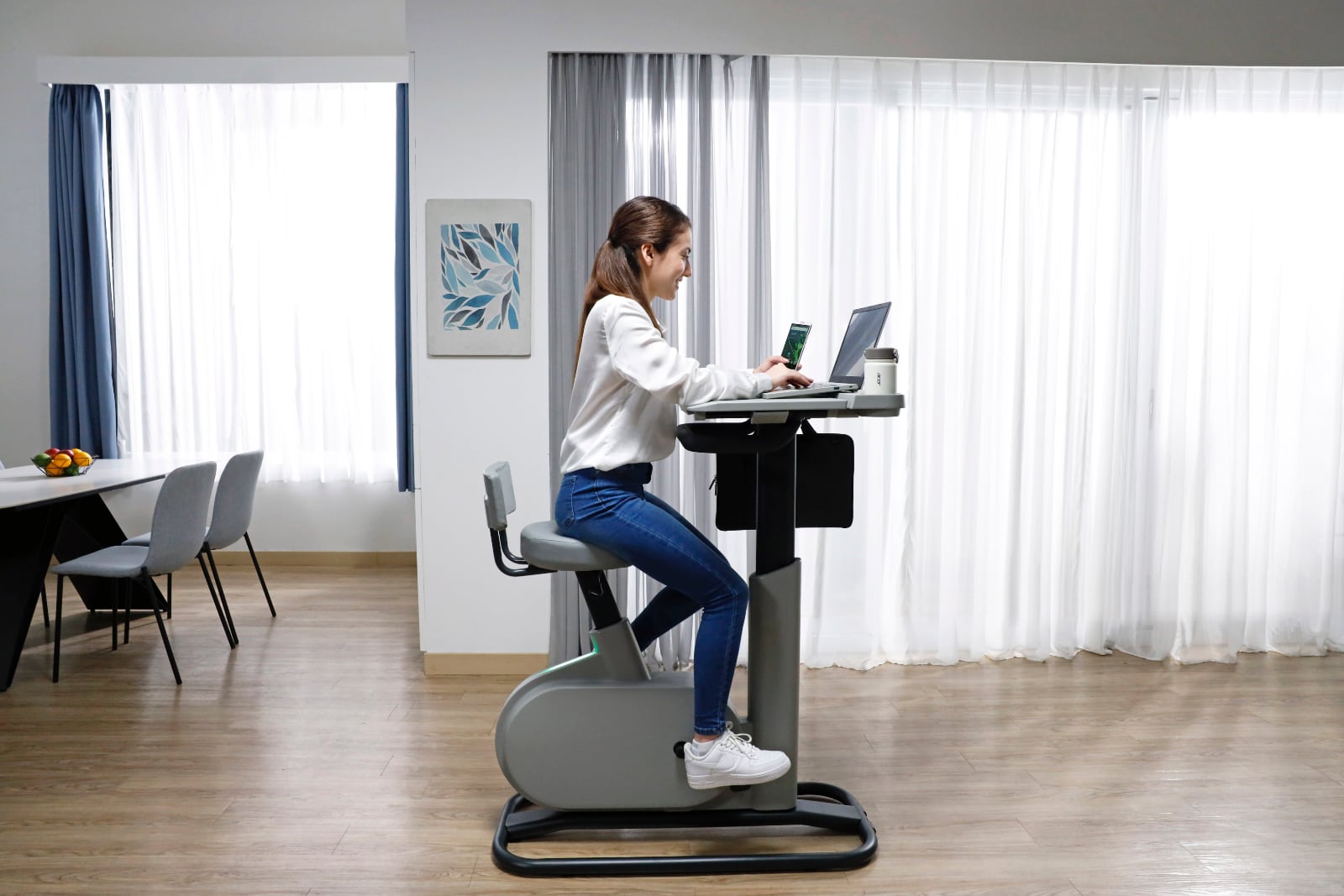 Acer presenta eKinekt BD 3 Bike Desk. Converte l'energia della pedalata del ciclista per ricaricare il laptop.