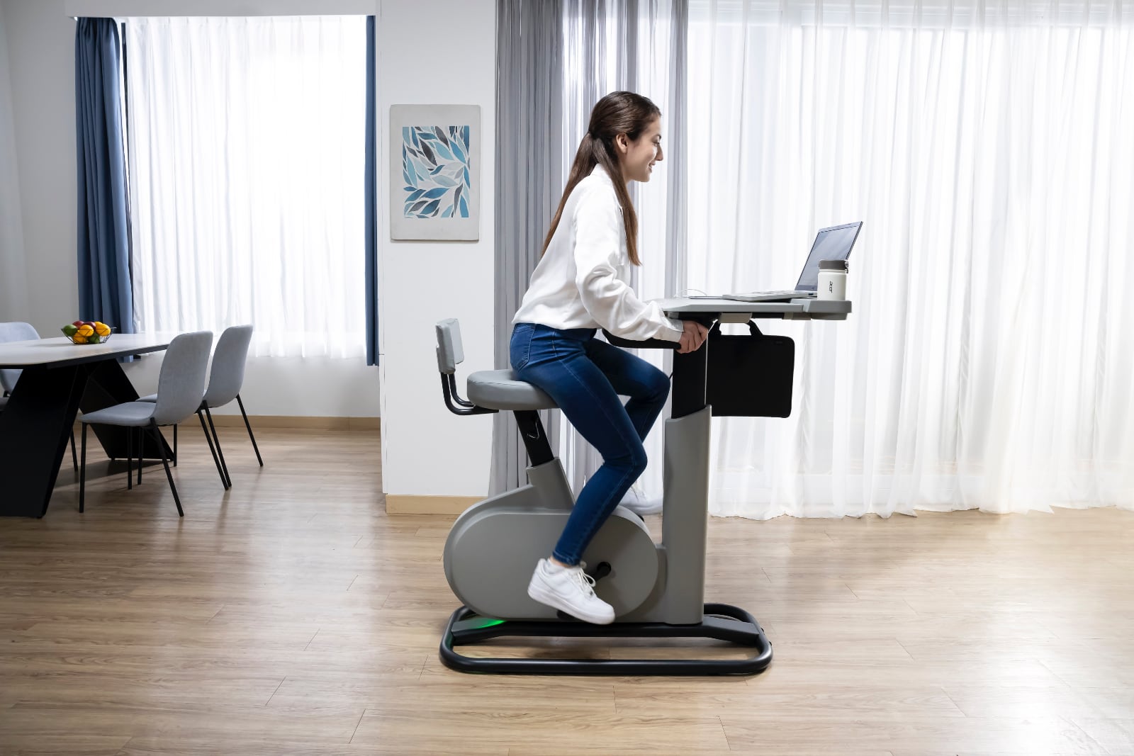 Acer presenta eKinekt BD 3 Bike Desk. Converte l'energia della pedalata del ciclista per ricaricare il laptop.-3