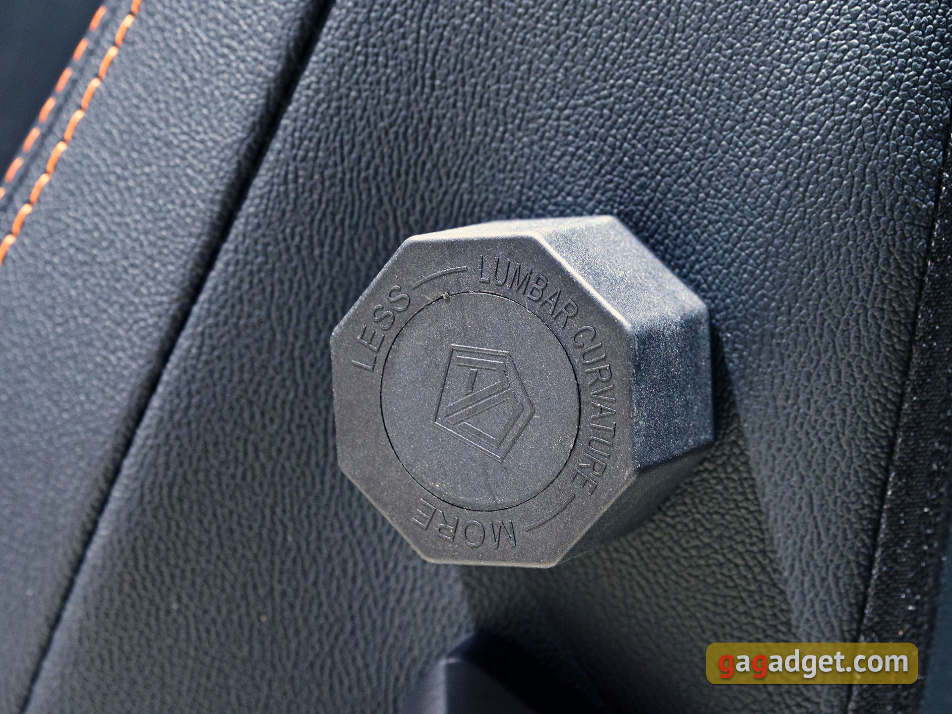 Trono per il gioco: una recensione dell'Anda Seat Kaiser 3 XL-47 Trono per il gioco: una recensione dell'Anda Seat Kaiser 3 XL-47