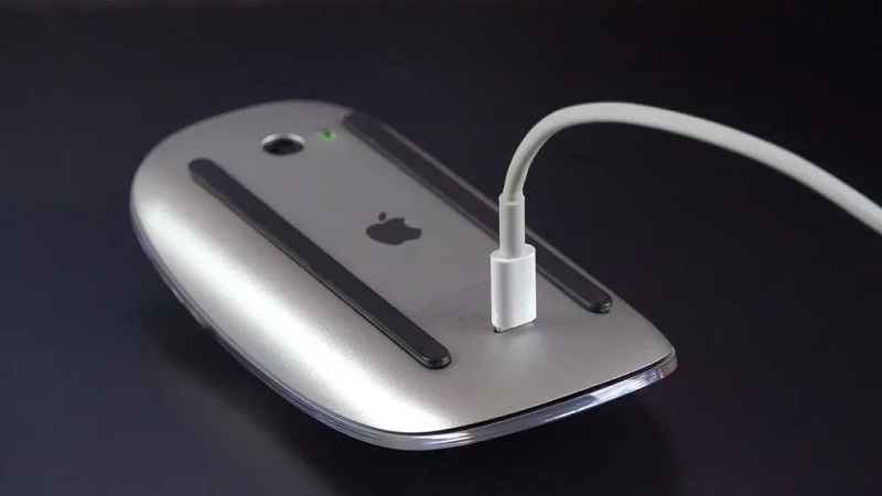 Processo di ricarica per l'attuale modello di Magic Mouse Processo di ricarica per l'attuale modello di Magic Mouse