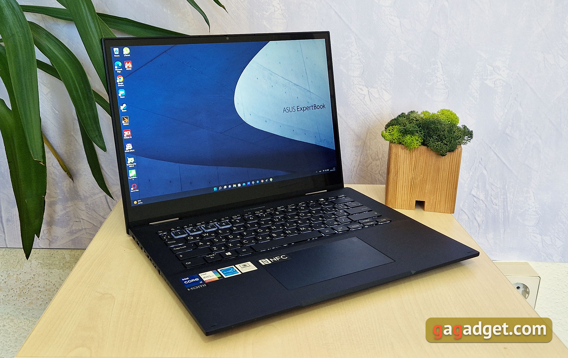 Recensione ASUS ExpertBook B7 Flip (B7402FEA): un notebook aziendale di punta con un case robusto