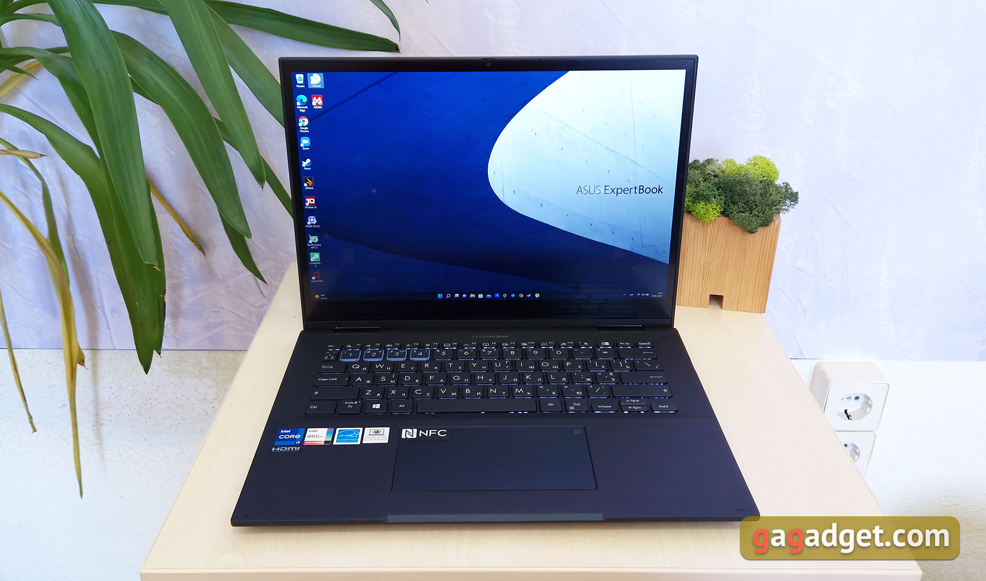 Recensione ASUS ExpertBook B7 Flip (B7402FEA): un notebook aziendale di punta con un case robusto-6