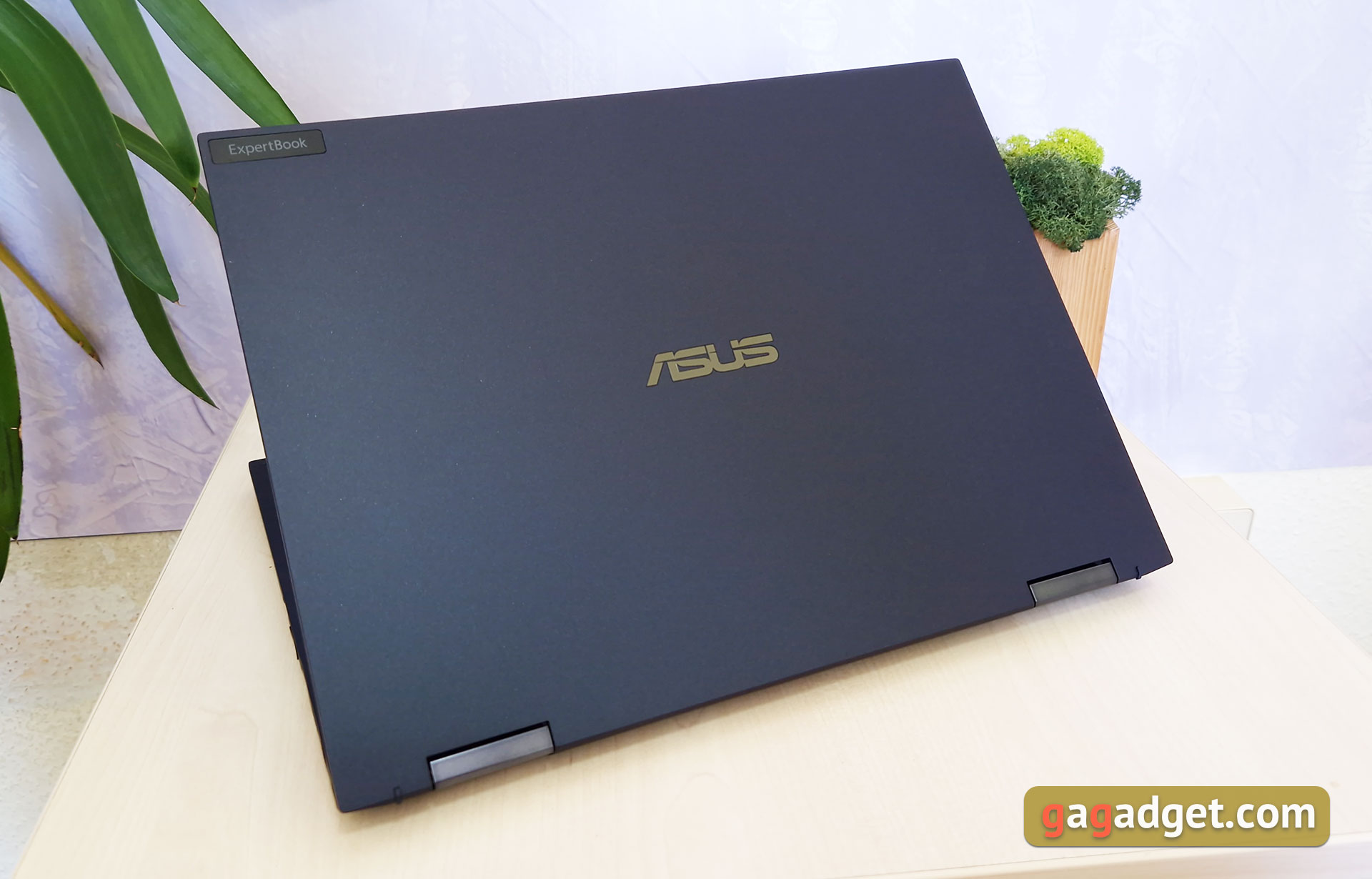 Recensione ASUS ExpertBook B7 Flip (B7402FEA): un notebook aziendale di punta con un case robusto-7