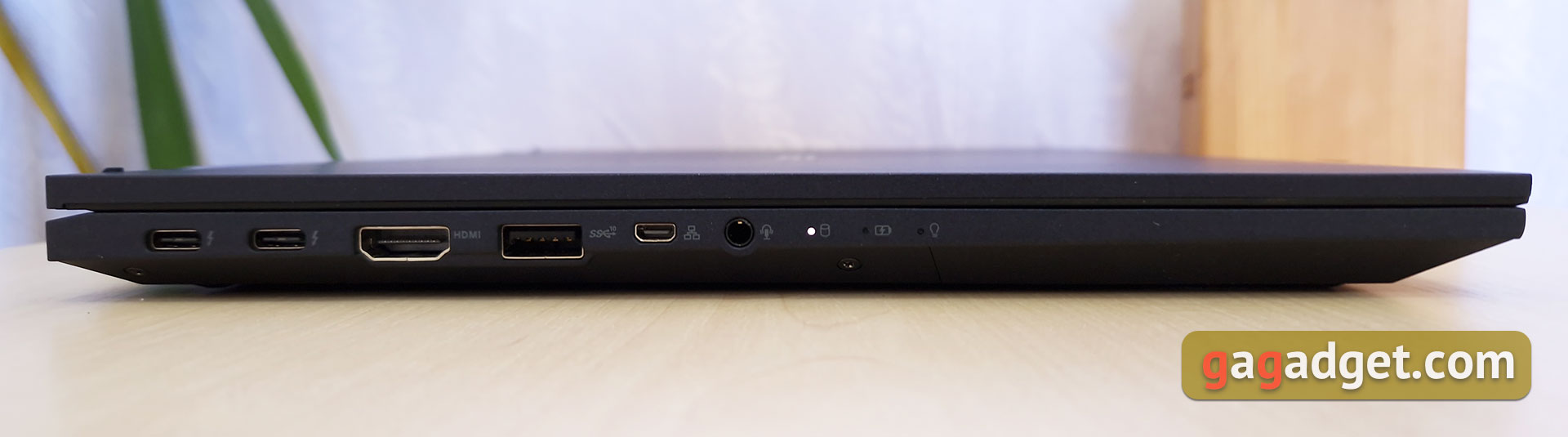 Recensione ASUS ExpertBook B7 Flip (B7402FEA): un notebook aziendale di punta con un case robusto-10