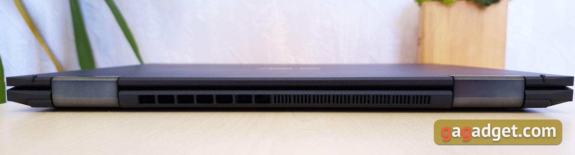 Recensione ASUS ExpertBook B7 Flip (B7402FEA): un notebook aziendale di punta con un case robusto-11