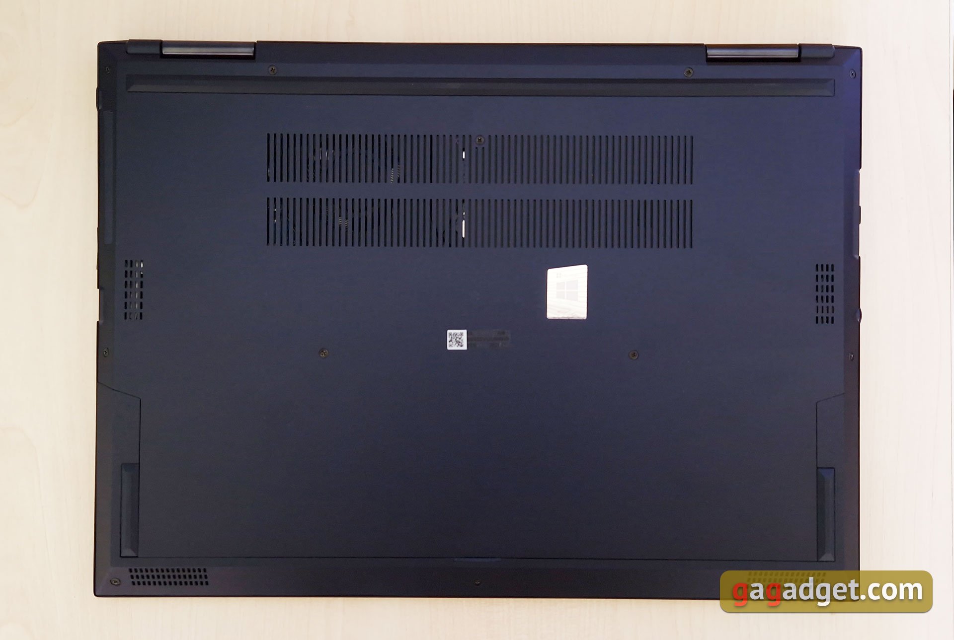 Recensione ASUS ExpertBook B7 Flip (B7402FEA): un notebook aziendale di punta con un case robusto-13