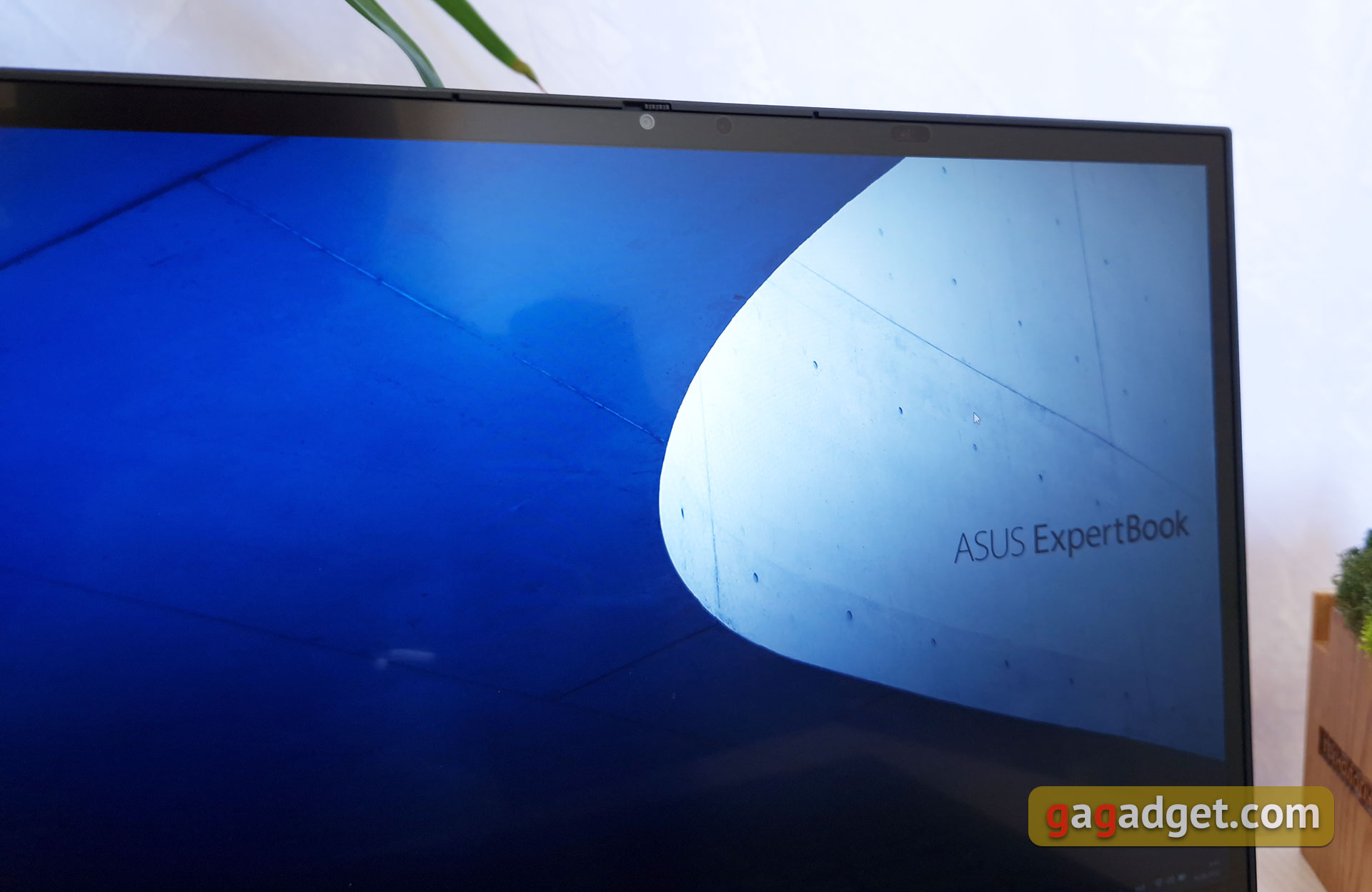 Recensione ASUS ExpertBook B7 Flip (B7402FEA): un notebook aziendale di punta con un case robusto-14