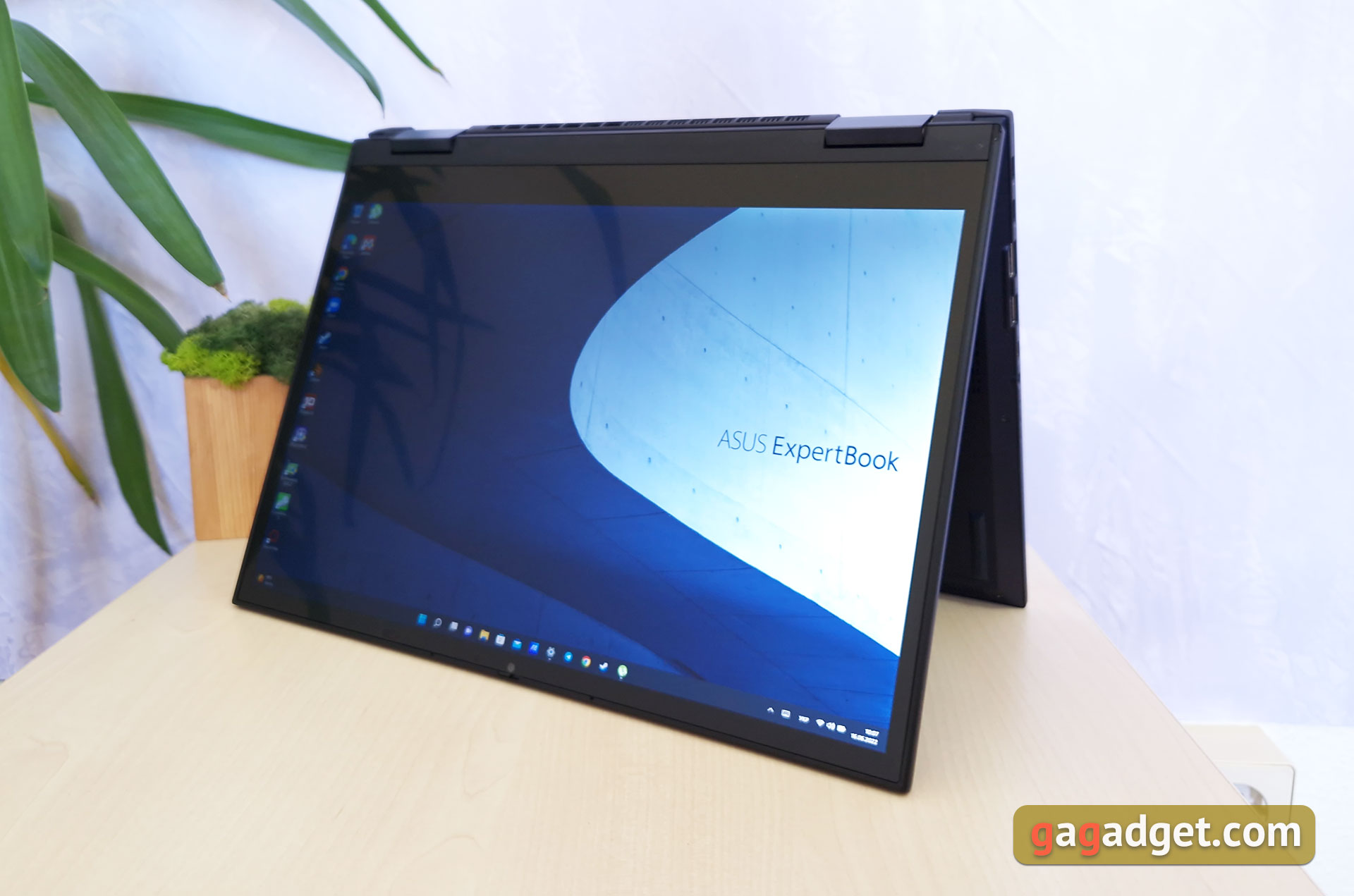 Recensione ASUS ExpertBook B7 Flip (B7402FEA): un notebook aziendale di punta con un case robusto-27
