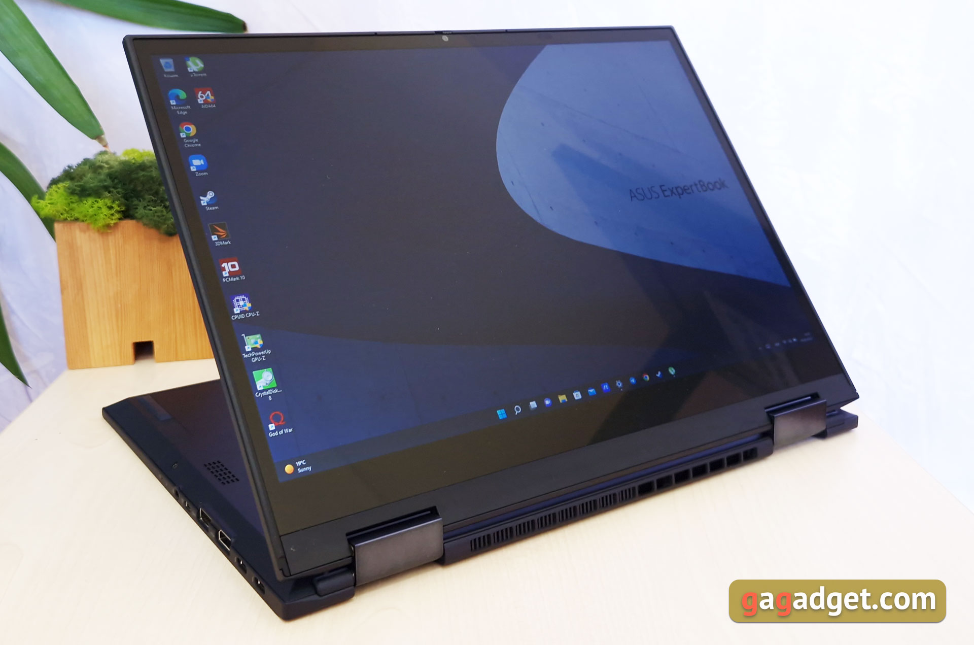 Recensione ASUS ExpertBook B7 Flip (B7402FEA): un notebook aziendale di punta con un case robusto-28