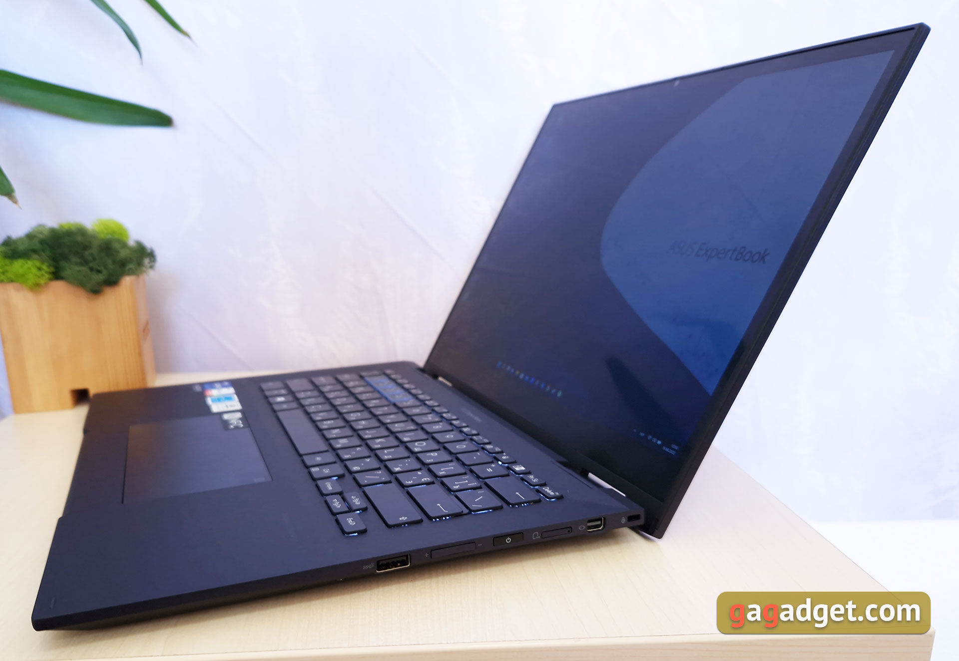 Recensione ASUS ExpertBook B7 Flip (B7402FEA): un notebook aziendale di punta con un case robusto-31