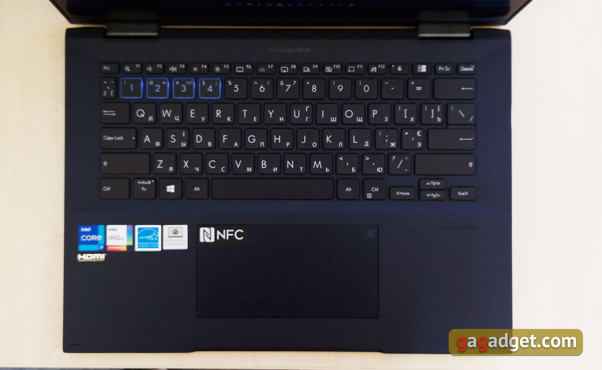 Recensione ASUS ExpertBook B7 Flip (B7402FEA): un notebook aziendale di punta con un case robusto-32