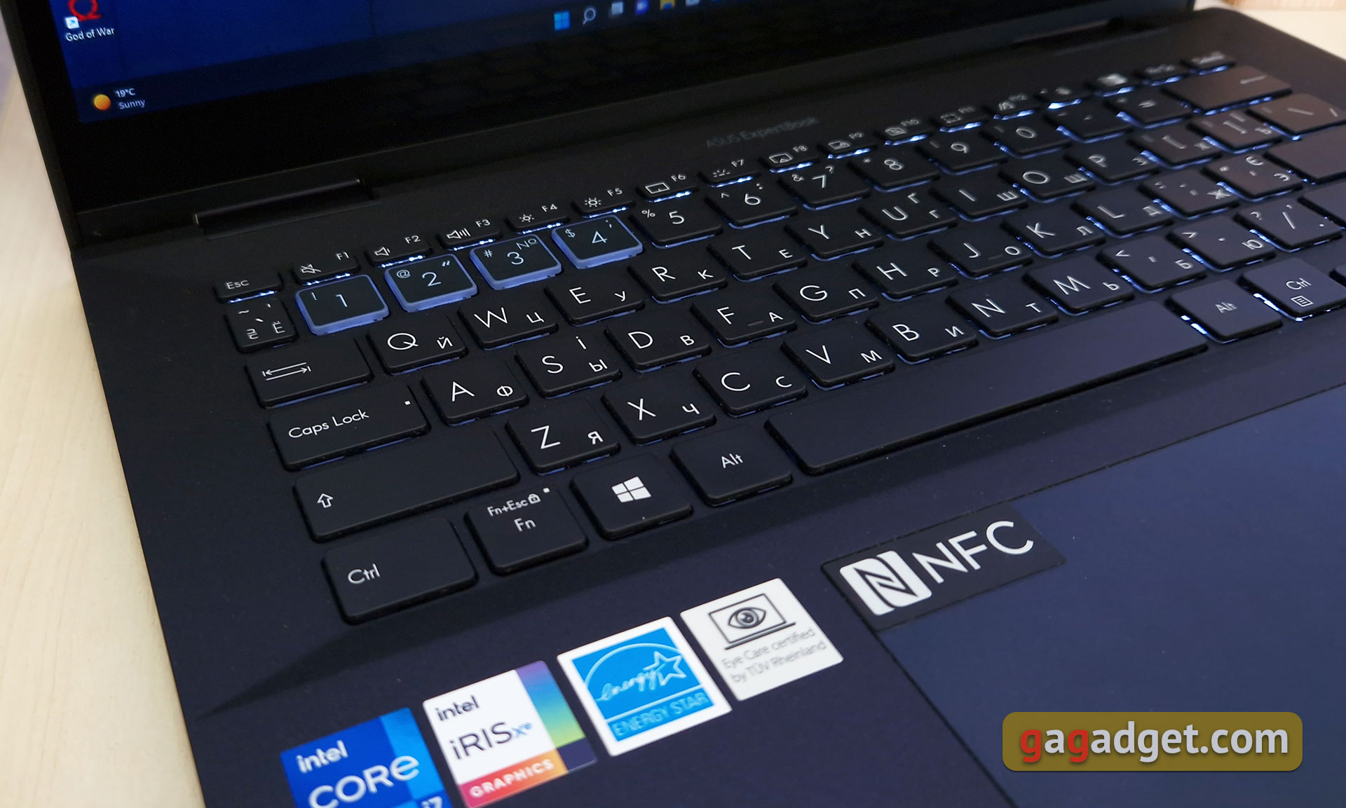 Recensione ASUS ExpertBook B7 Flip (B7402FEA): un notebook aziendale di punta con un case robusto-33