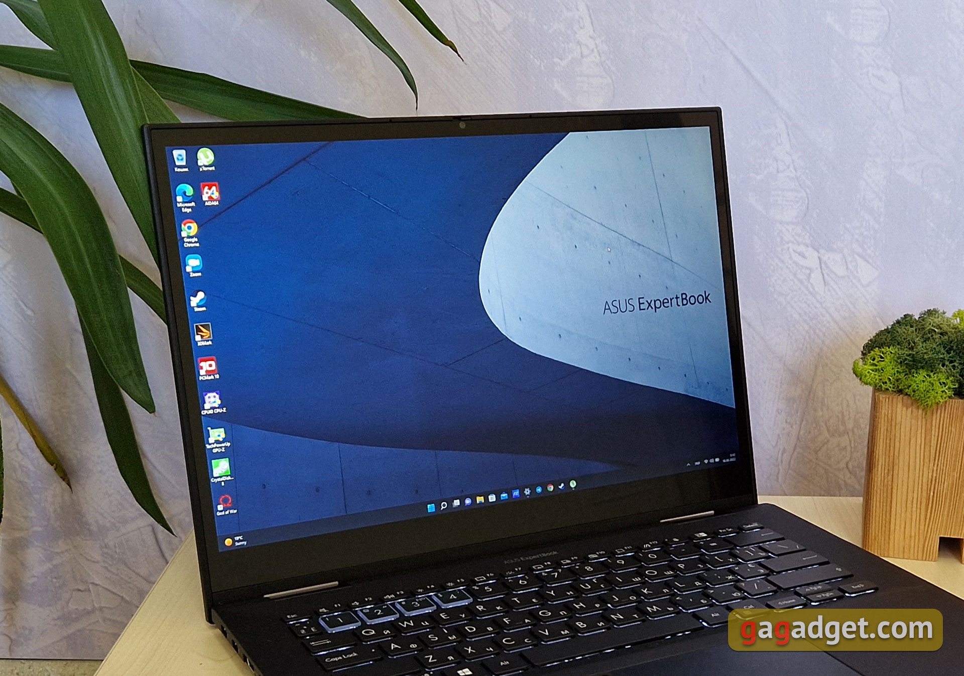 Recensione ASUS ExpertBook B7 Flip (B7402FEA): un notebook aziendale di punta con un case robusto-38