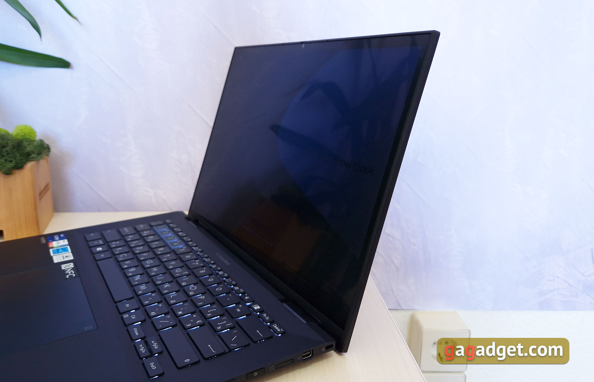 Recensione ASUS ExpertBook B7 Flip (B7402FEA): un notebook aziendale di punta con un case robusto-39