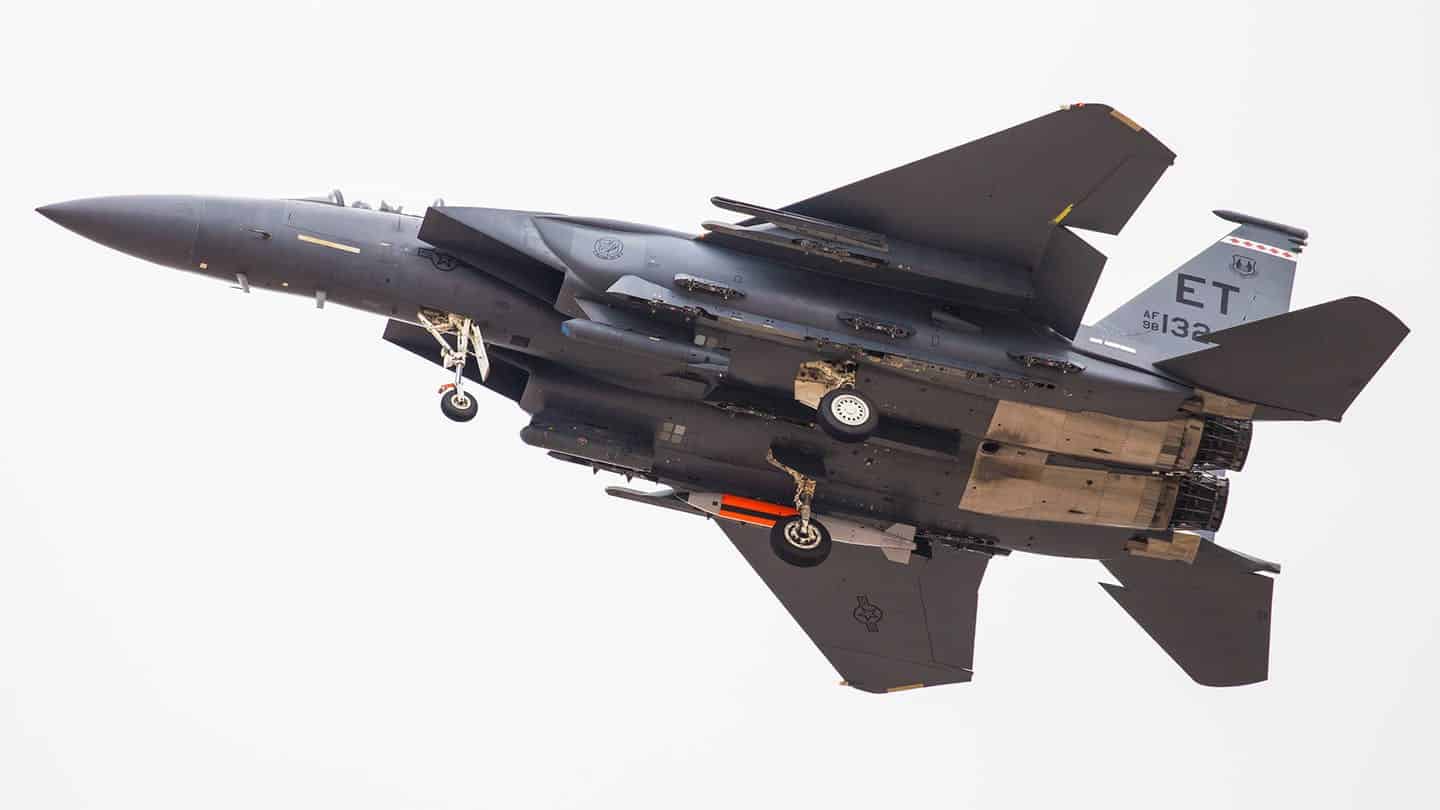 Una bomba B61-12 su un aereo F-15E Strike Eagle. Illustrazione: L'unità