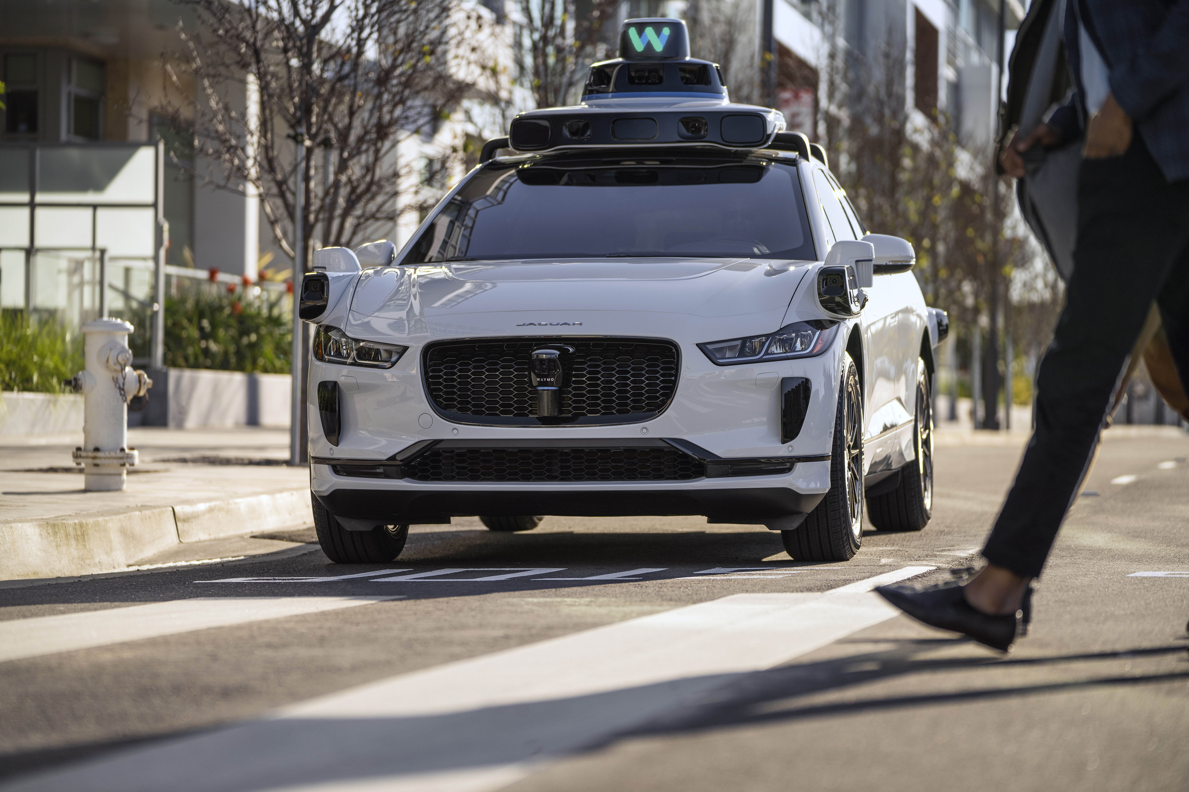 Sette taxi robot Waymo hanno bloccato il traffico in uno svincolo autostradale a San Francisco Sette taxi robot Waymo hanno bloccato il traffico in uno svincolo autostradale a San Francisco
