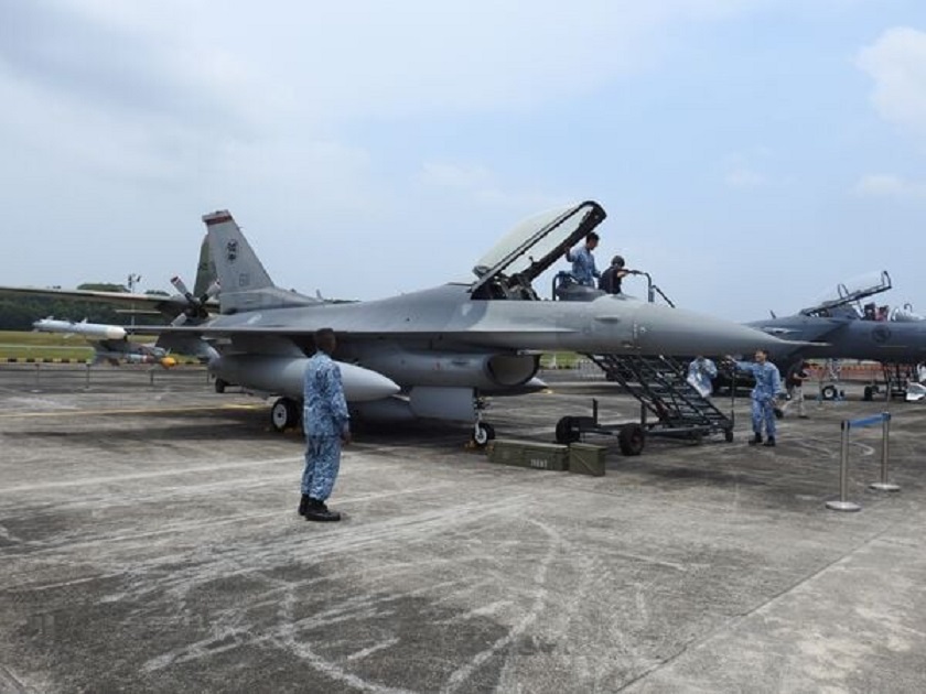 L'aeronautica militare di Singapore ha confermato pubblicamente che i suoi caccia F-16 Fighting Falcon modernizzati sono armati con missili Python 5 di quarta generazione con una gittata di 20 km.