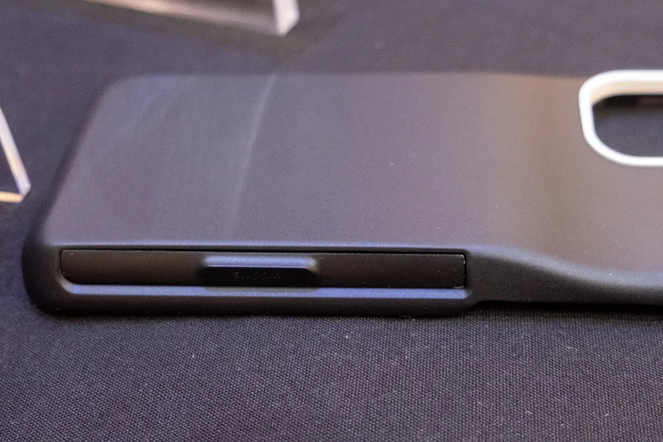 Una batteria sostituibile nella custodia dello Swippitt Link. Illustrazione: Engadget Una batteria sostituibile nella custodia dello Swippitt Link. Illustrazione: Engadget