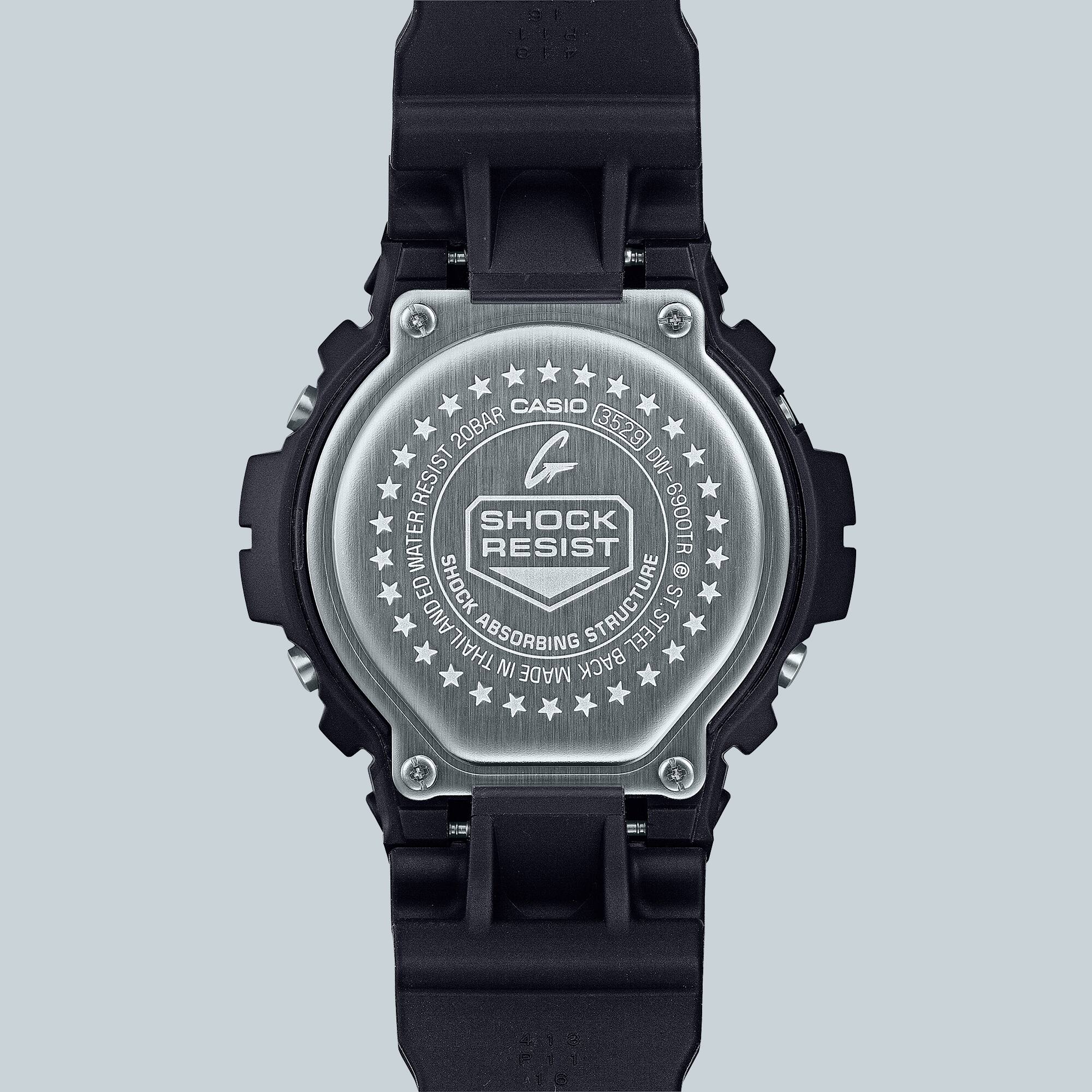 Il retro dell'orologio Casio G-Shock DW-6900TR con il logo Shock Resist Il retro dell'orologio Casio G-Shock DW-6900TR con il logo Shock Resist