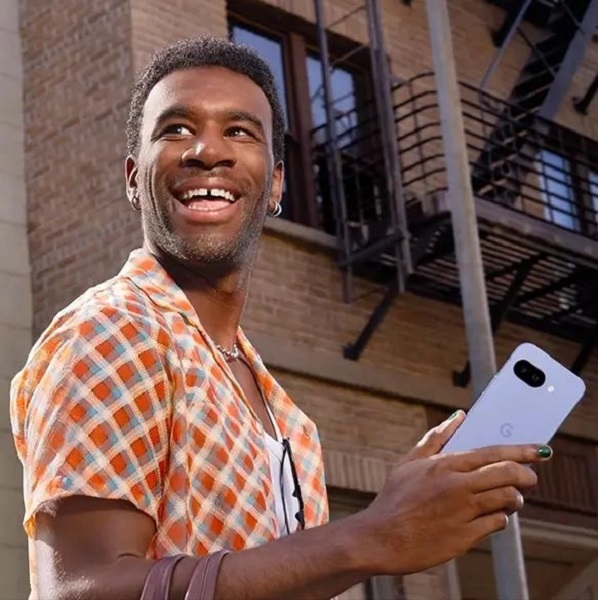 Render del Google Pixel 9a in colore porcellana Render del Google Pixel 9a in colore porcellana