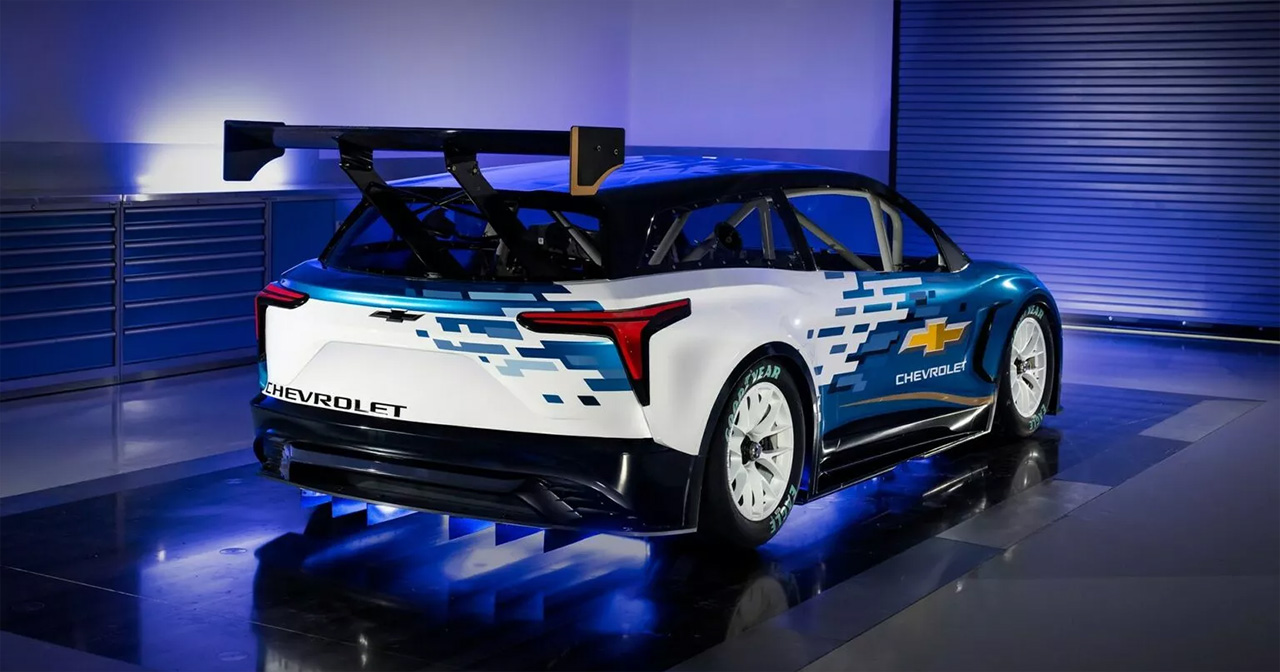 Chevrolet Blazer EV.R NASCAR in pista.