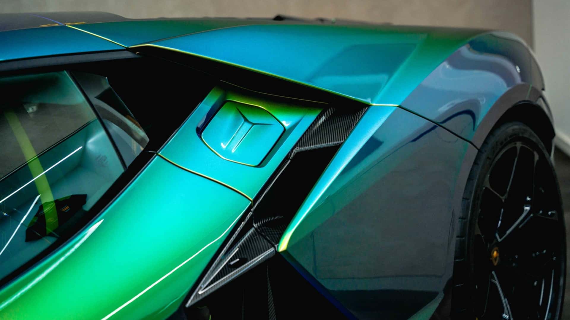 Lamborghini Revuelto con vernice cangiante