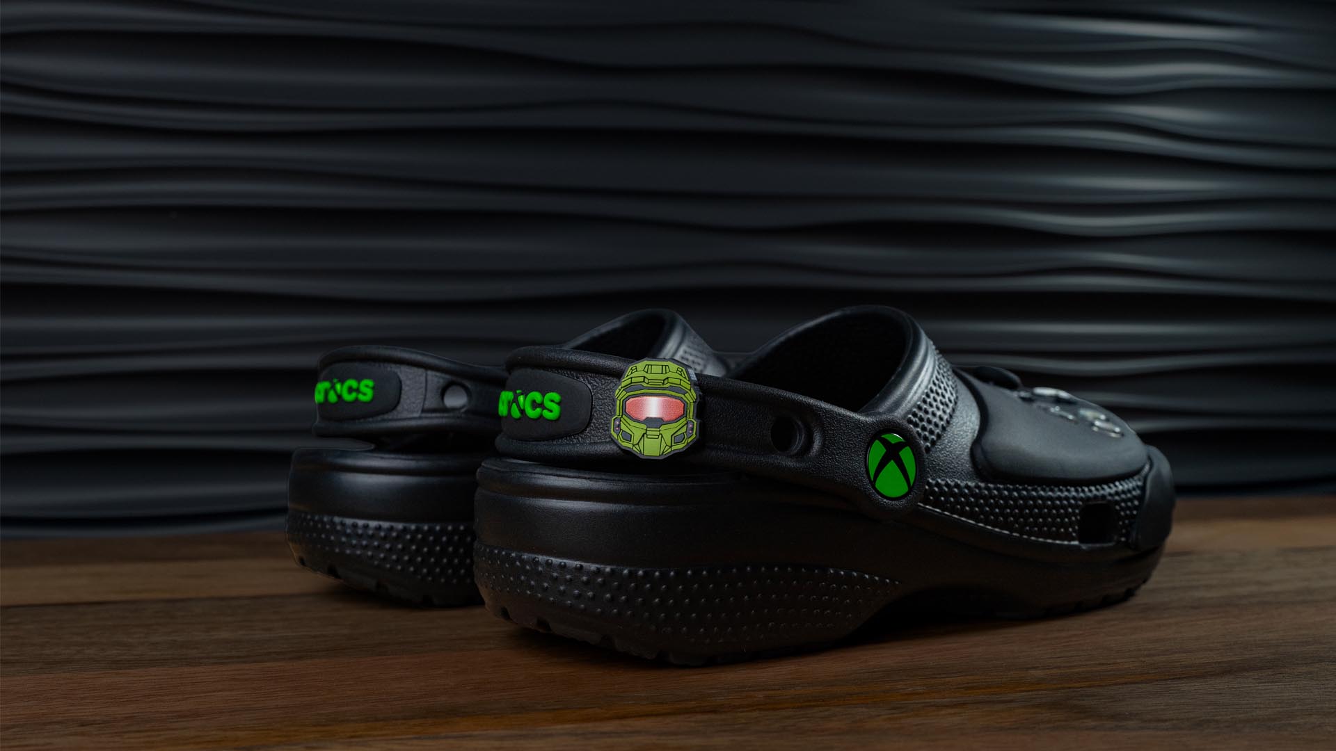 Dettagli del design delle scarpe Xbox e Crocs