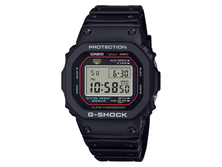 L'orologio G-Shock DW5000R contro il paesaggio urbano