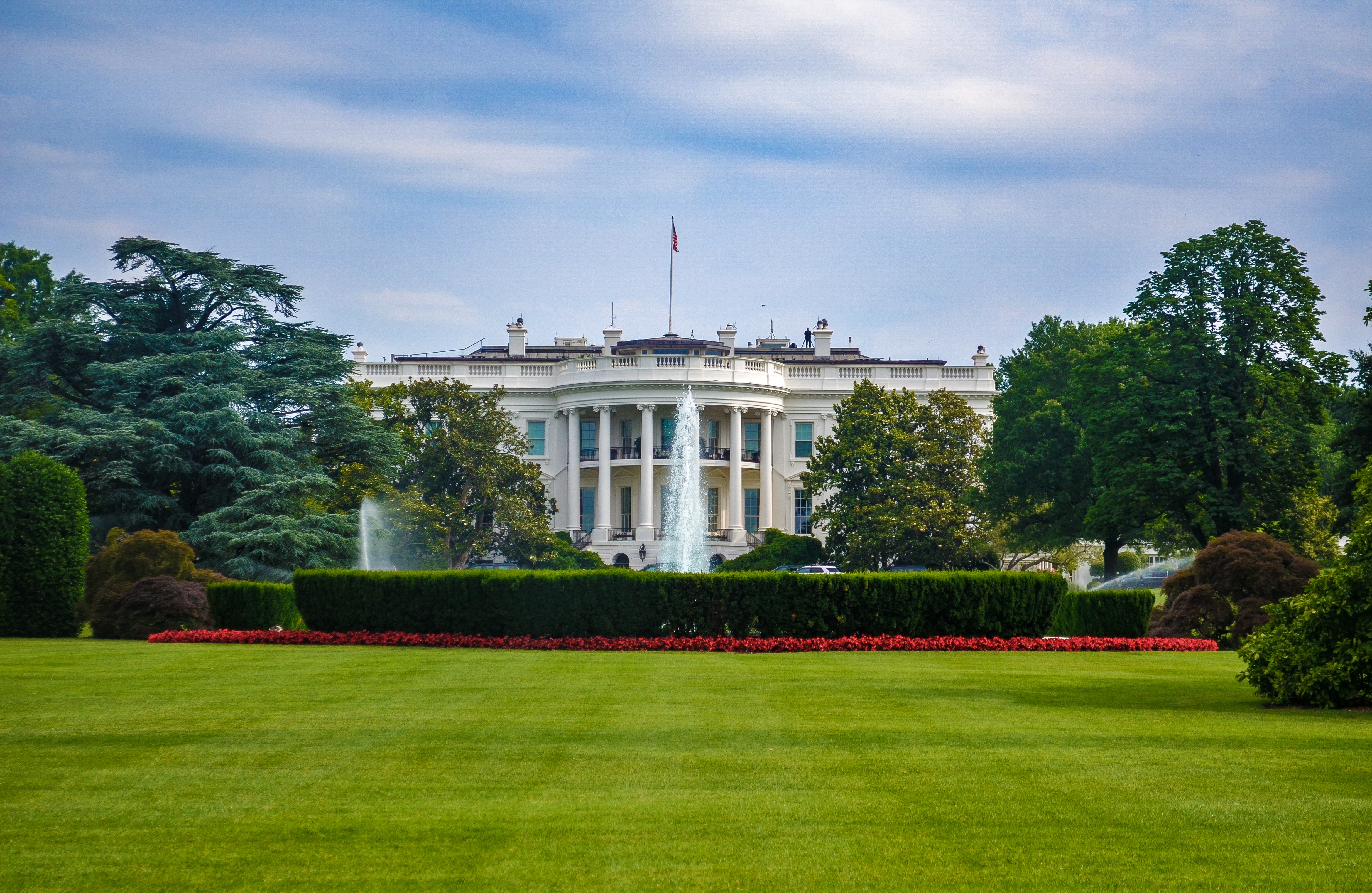 Biden firma un ordine esecutivo sulle regole per l'IA generativa, richiedendo alle agenzie federali di sviluppare linee guida per la sicurezza Biden firma un ordine esecutivo sulle regole per l'IA generativa, richiedendo alle agenzie federali di sviluppare linee guida per la sicurezza