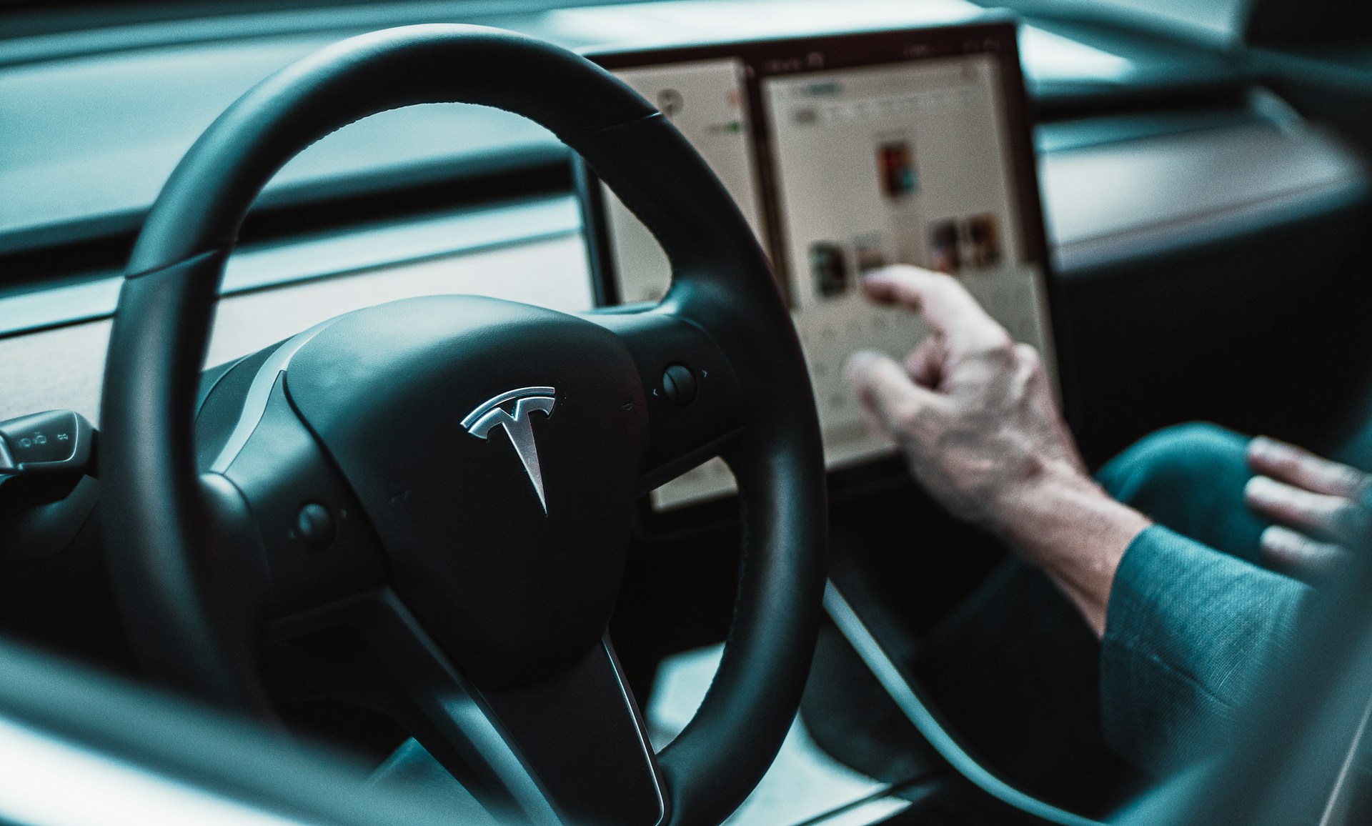 Tesla dimezza il prezzo dell'abbonamento alla guida autonoma in un contesto di crollo delle vendite di auto nuove Tesla dimezza il prezzo dell'abbonamento alla guida autonoma in un contesto di crollo delle vendite di auto nuove