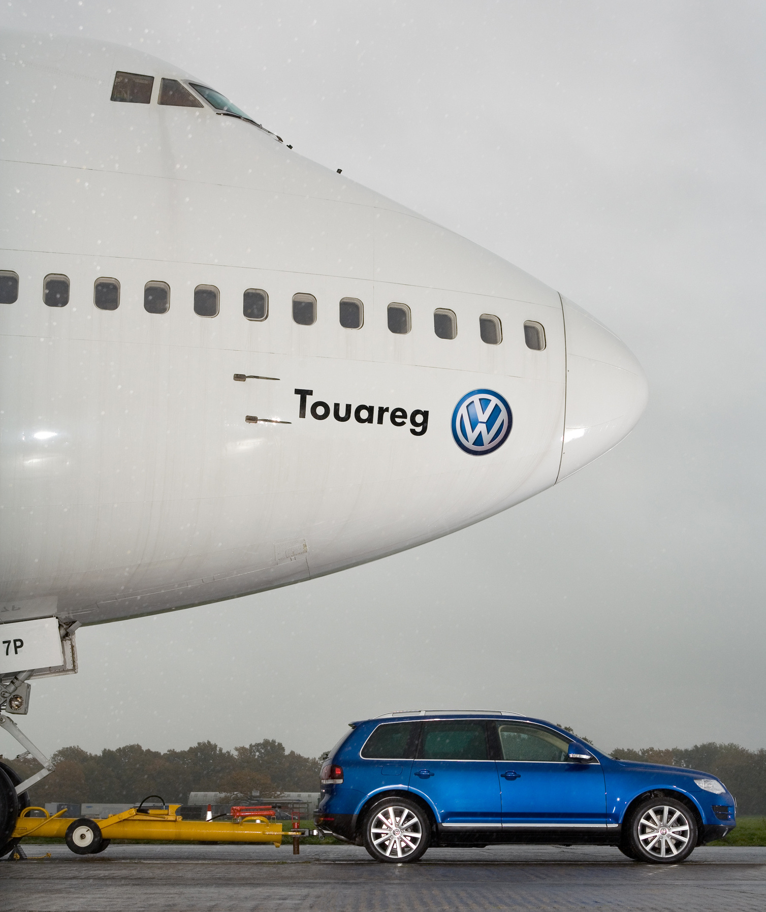 Volkswagen Touareg Towing a Boeing 747
