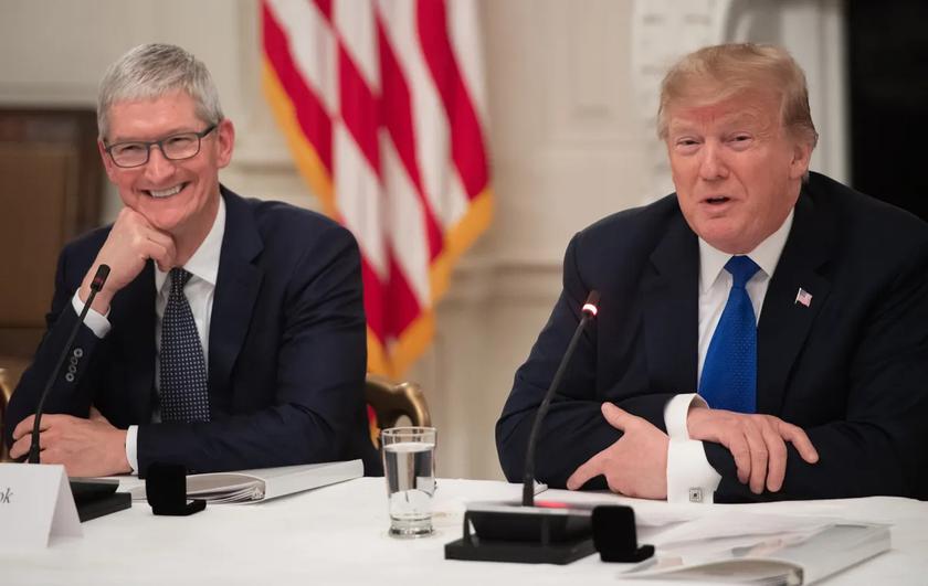 Donald Trump e Tim Cook. Illustrazione: Saul Loeb/AFP/Getty Images Donald Trump e Tim Cook al World Economic Forum